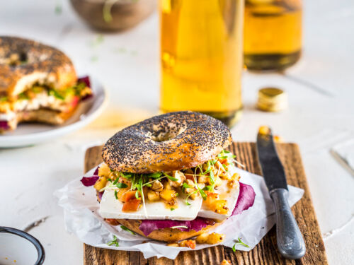 Ziegenkäse-Bagel mit Apfelsaft-Chutney